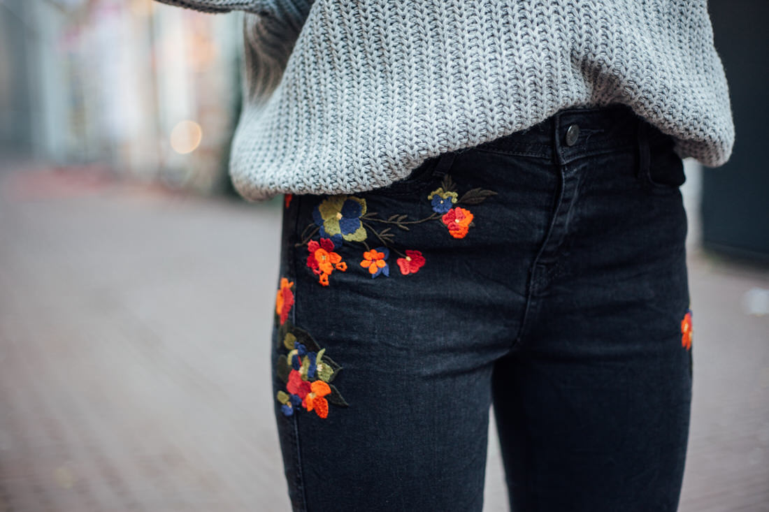 outfit details jeans flowers blogger 