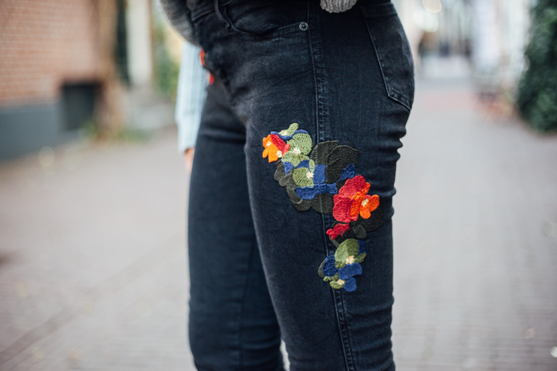 outfit details jeans flowers blogger 